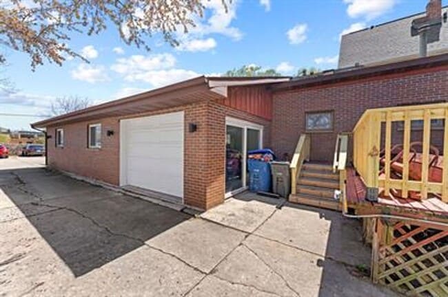 Building Photo - VIDEOTOUR: Gorgeous Victorian 4-bedroom home with Huge Garage! PETS WELCOME