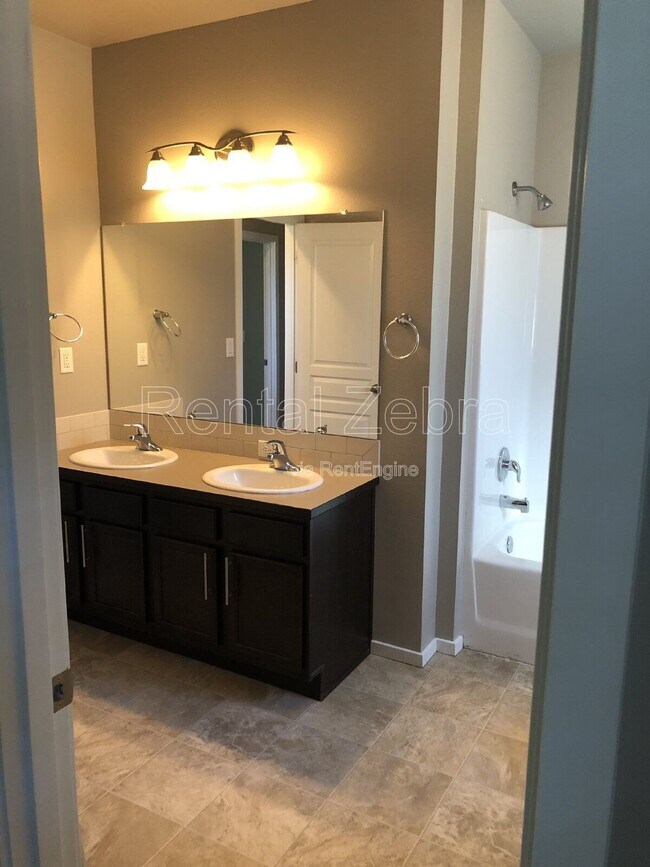 Building Photo - 5 SW Roosevelt Ave