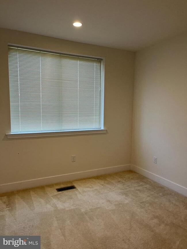 Building Photo - 805 Lakeview Ct