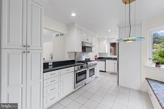 Building Photo - 130 Sayre Dr