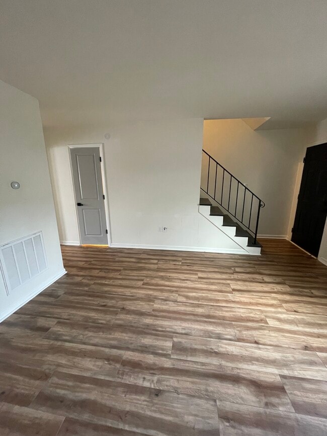 Building Photo - 101 Royal Forest Ct