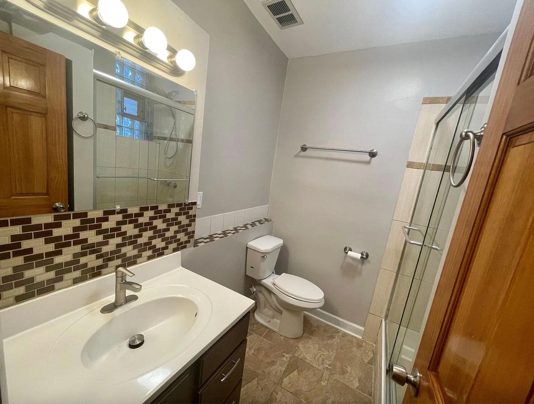 Building Photo - 1368 W Evergreen Ave