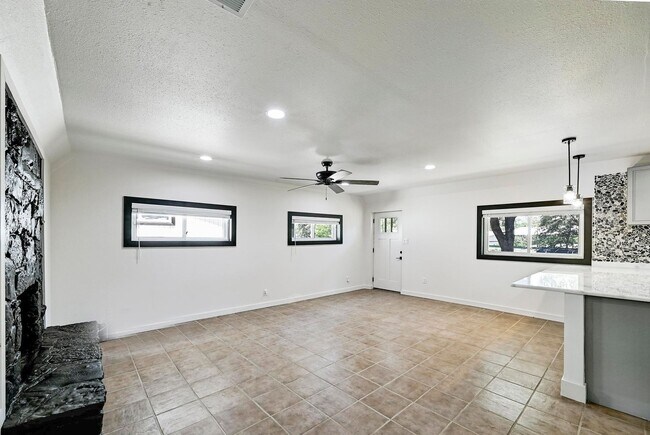 Building Photo - Lots of Space in Spicewood