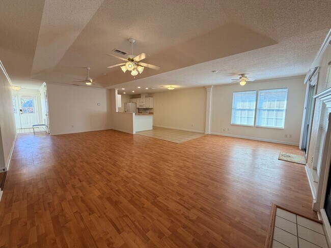 Building Photo - SummerBrooke Home, Plenty of Sunshine, Privacy, & Backyard Space!