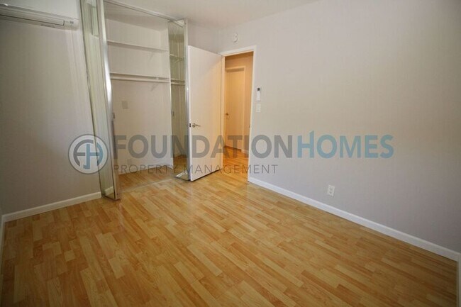 Building Photo - 11 Glen Dr