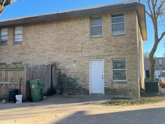 Building Photo - 2 Bedroom 1.5 Bath 2 Story Duplex!