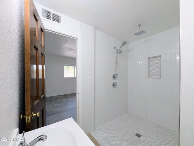 Building Photo - 2443 E Earll Dr