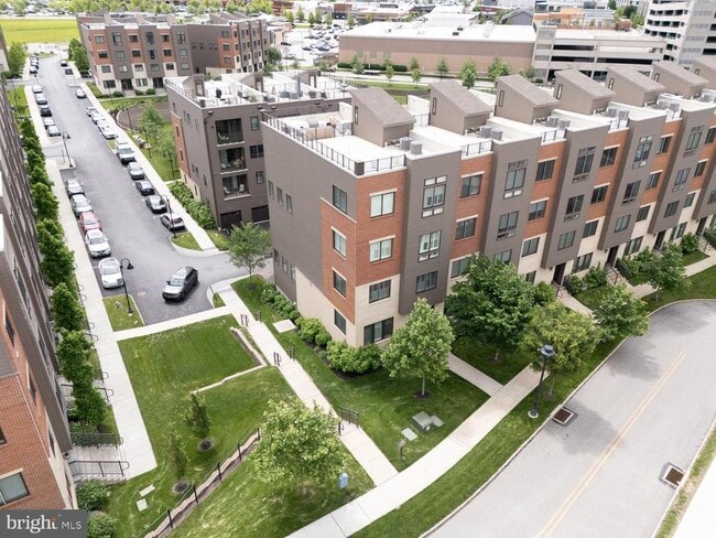 Building Photo - 1001 Lakeview Ct