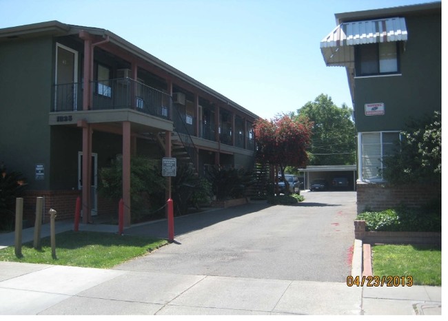 Building Photo - Oak Manor Apartments