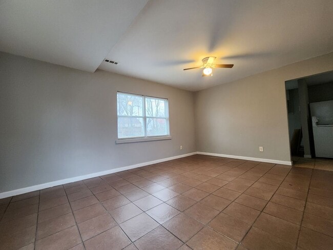 Building Photo - 634 S Wheatland Ave