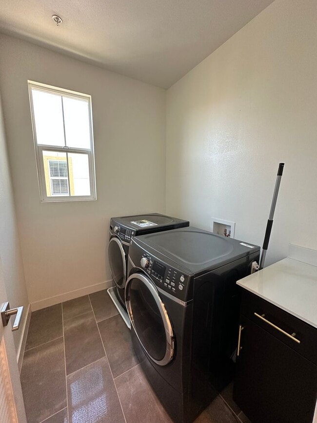 Building Photo - Winslow Complex Gem