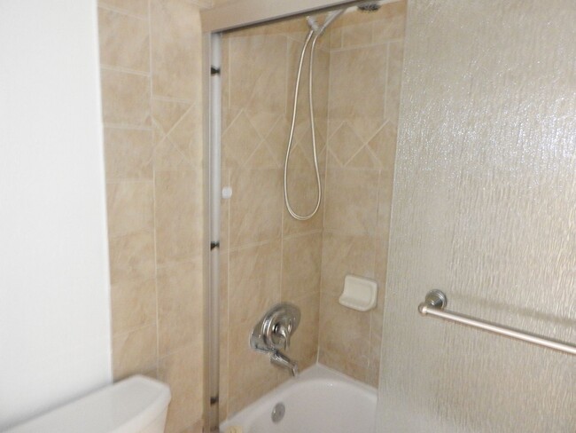 Building Photo - CENTRALLY LOCATED 1 BR CONDO