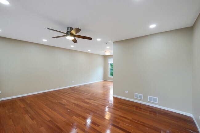 Building Photo - 1356 Larchmont Dr