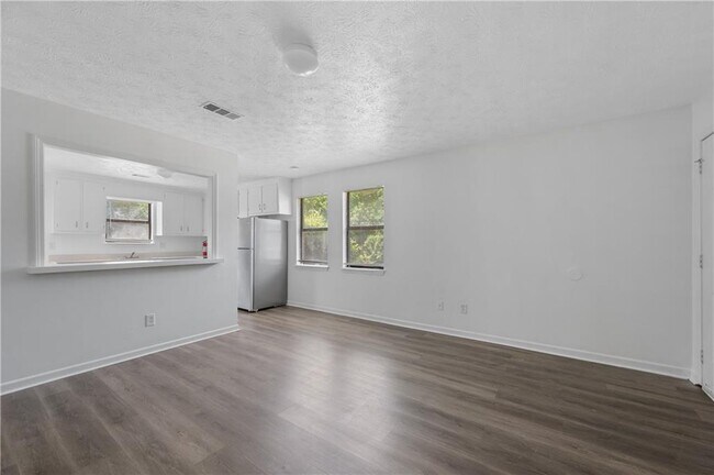 Building Photo - 233 Tanglewood Dr