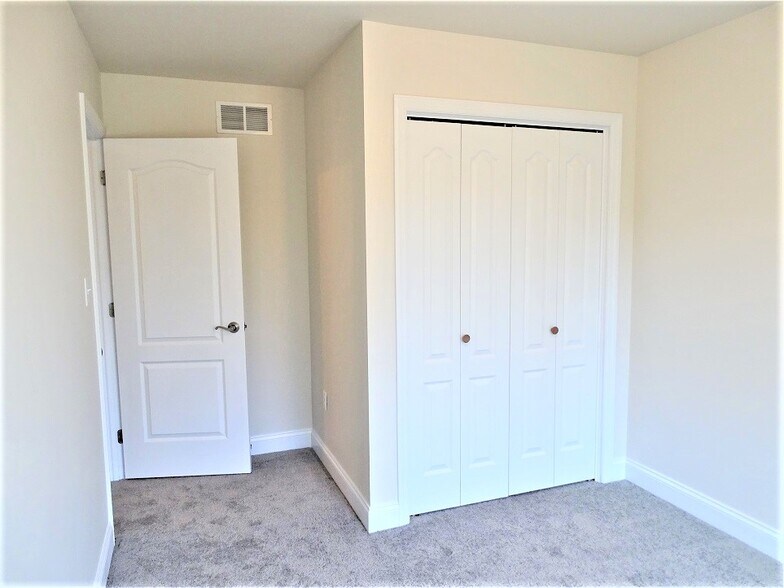 Building Photo - 127 Redstone Dr