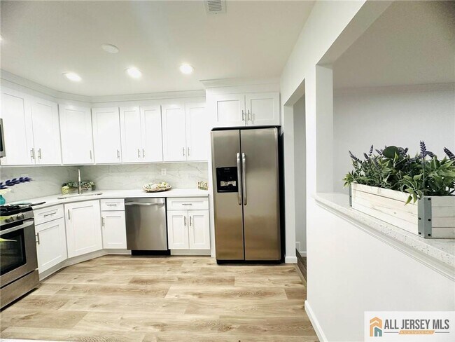 Building Photo - 16 Gerard Pl