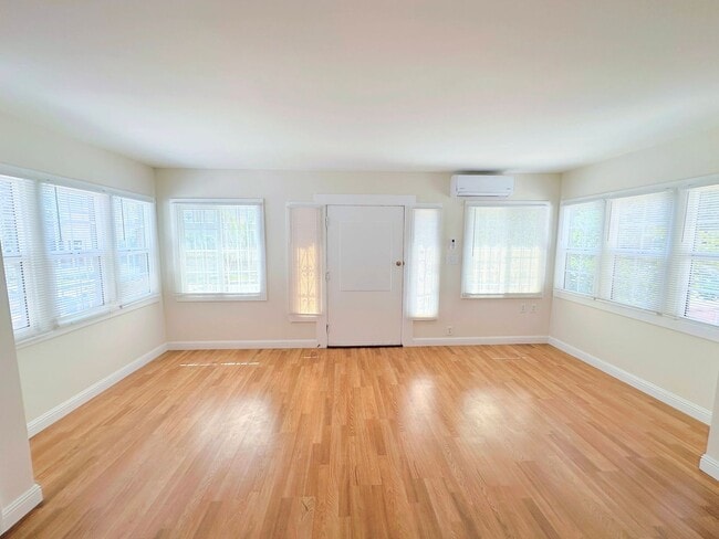 Building Photo - *UP TO 2 MONTHS FREE RENT* 5bd/1.5ba, Inqu...