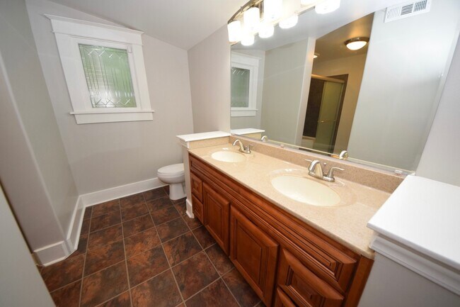 Building Photo - DARLING charmer with 3 beds and 2 baths near the U of M.