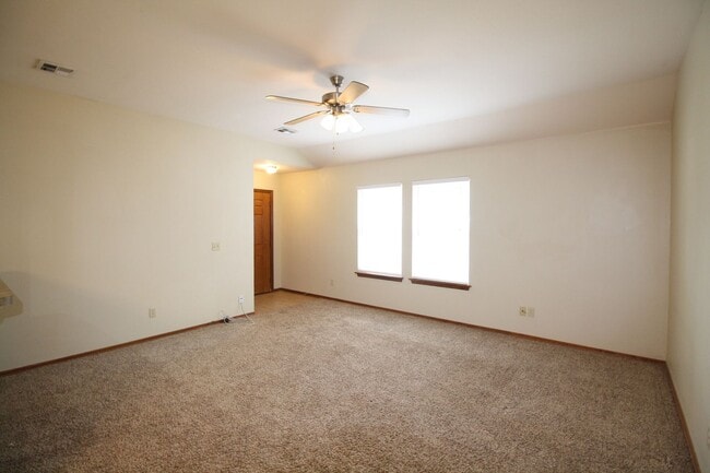 Primary Photo - Great location in Yukon! 3 Bed Duplex