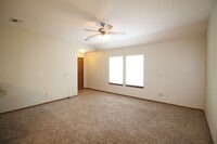 Building Photo - Great location in Yukon! 3 Bed Duplex