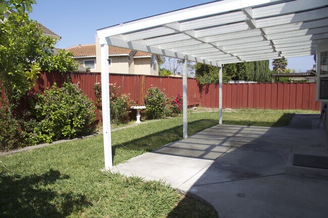 Building Photo - Great Fremont Location • Freshly Painted • Central A/C