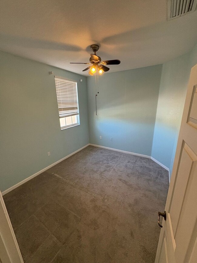 Building Photo - 3/2/1 Townhome in River Glen!