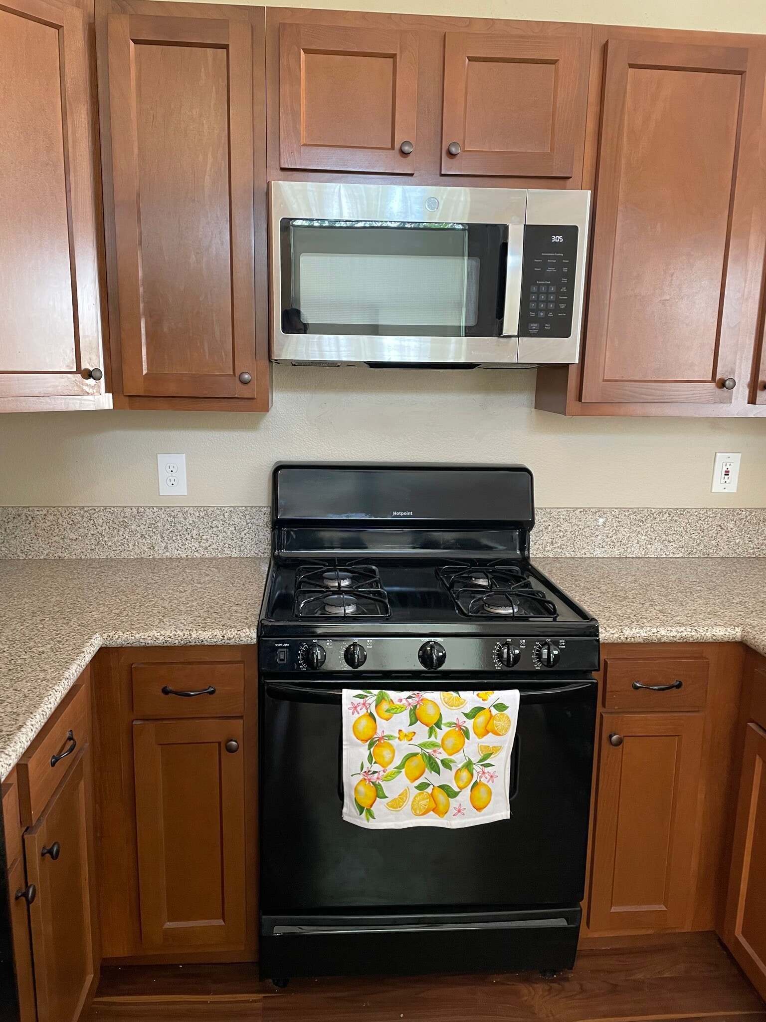 Black and stainless appliances . Newer stove and microwave. - 19431 Rue De Valore Rue