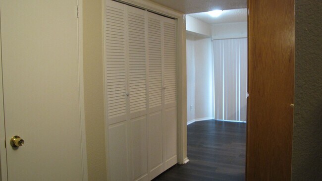 Building Photo - Condo in South West Bakersfield Private Co...