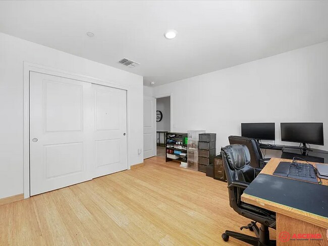Building Photo - Stunning 4 Bedroom in Southwest Bakersfield!