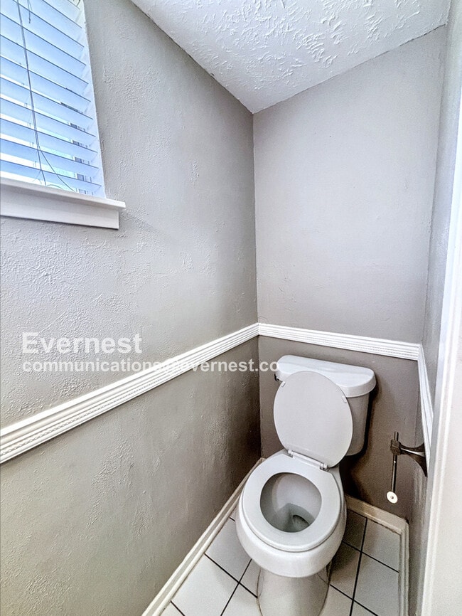 Building Photo - Stunning 3 Bed, 2.5 Bath Home with Modern ...