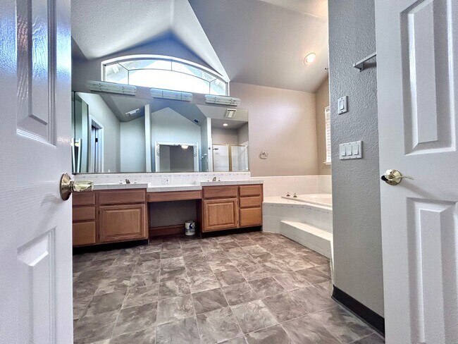 Building Photo - 5 Bedroom Home with a POOL in Folsom