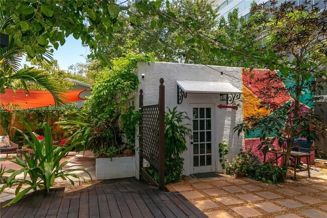 Building Photo - 18 NE 42nd St