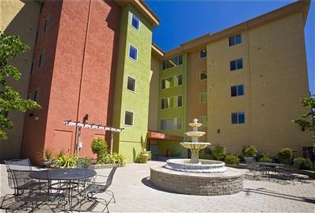 Primary Photo - Updated 1bed/1 bath TOP Floor Condo in Lak...