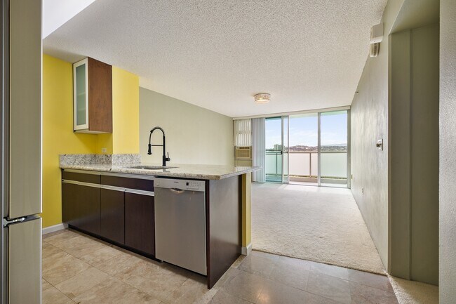 Primary Photo - 2 Bed / 1.5 Bath Condo with 2 Parking Salt...