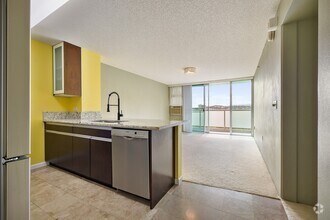Building Photo - 2 Bed / 1.5 Bath Condo with 2 Parking Salt...