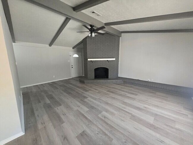Building Photo - 3 Bedroom/2 Bathroom/1 Covered Parking Places - Remodeled