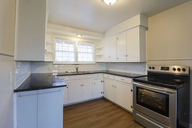 Building Photo - Cozy 2 Bedroom 1 Bathroom Home In Kendall-Whittier