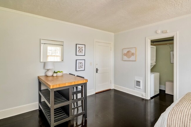Building Photo - Cozy, updated 4th-floor studio in Nob Hill. Convenient location near all the hot spots