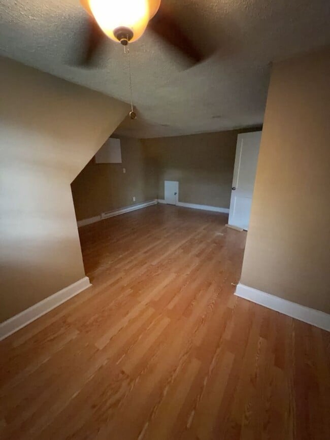 Building Photo - 4566 Hampshire Ave