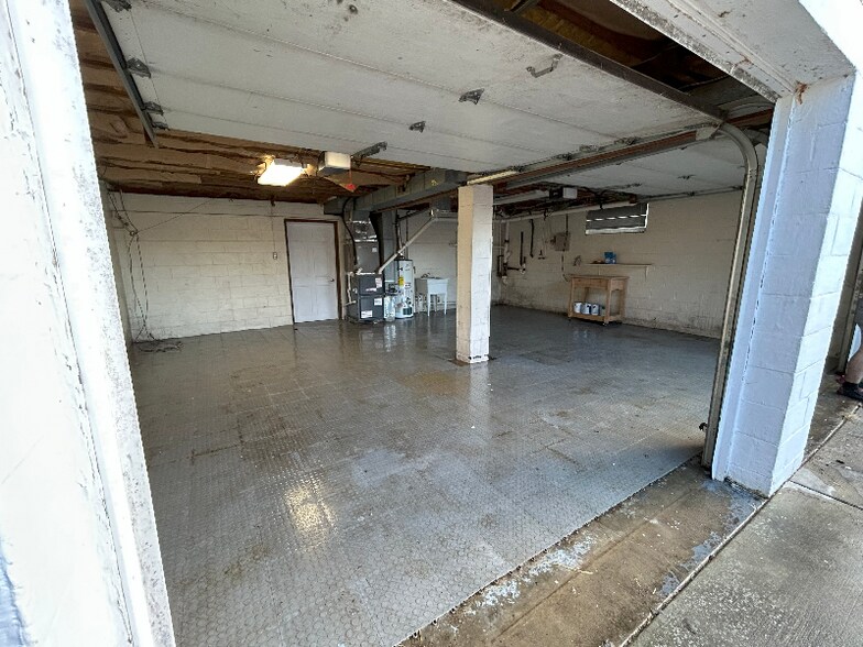 Building Photo - 1801 Oakwood Dr