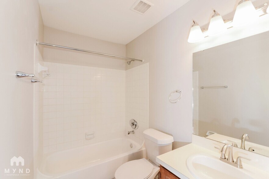 Building Photo - 8712 Grandee Dr