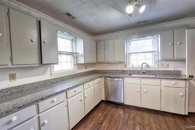 Building Photo - 1324 Mckinley Ave NE