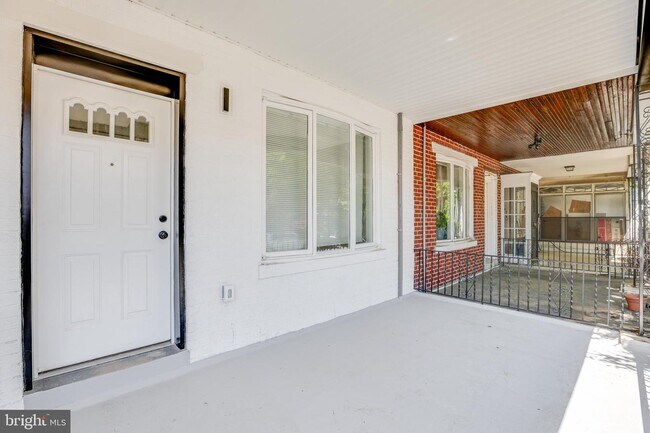 Building Photo - 5855 Larchwood Ave