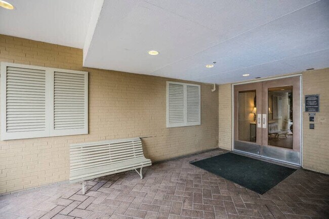 Building Photo - 300 W Peachtree St NW