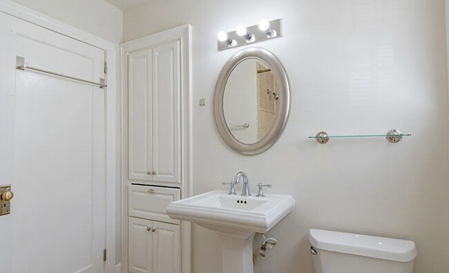 Building Photo - Cute Curb Appeal and fresh updates!