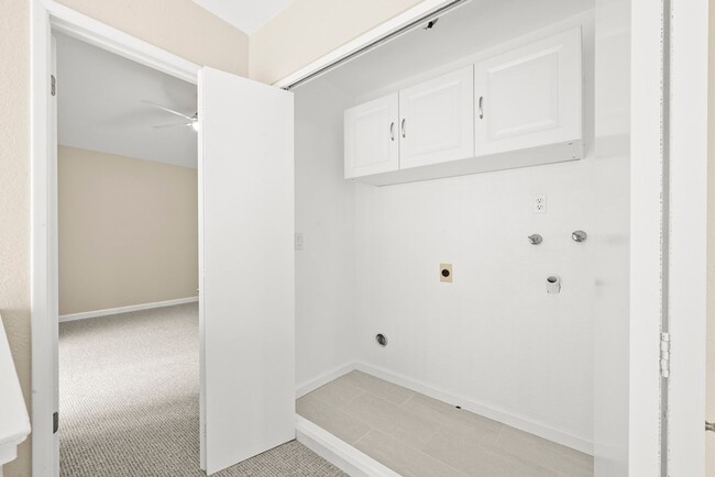 Building Photo - Beautiful 3-bedroom, 3-bathroom townhome  ...