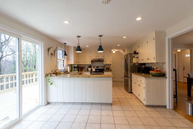Building Photo - Bright and Beautiful 4 Bedroom Colonial