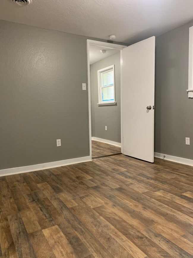 Building Photo - Updated 2 bed/1 bath, 800 sqft home!