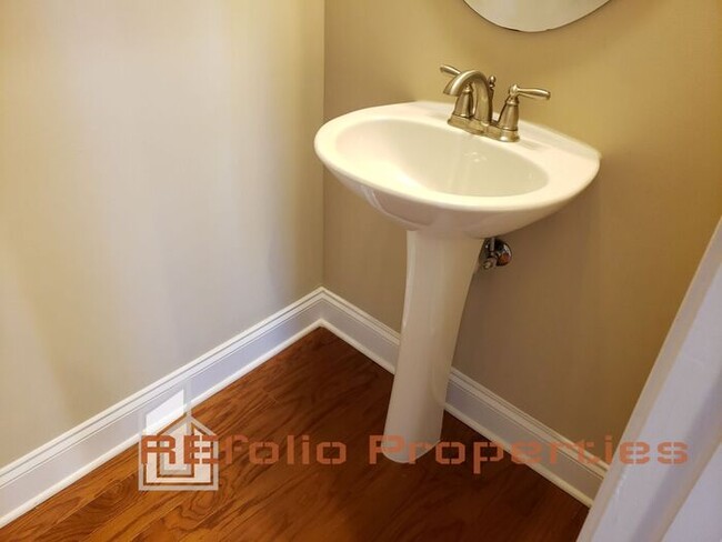 Building Photo - Lovely 3 Story 3 Bedroom 3.5 Bath 1 Car-Ga...