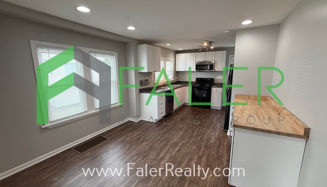 Building Photo - Show-stopping rental available!
